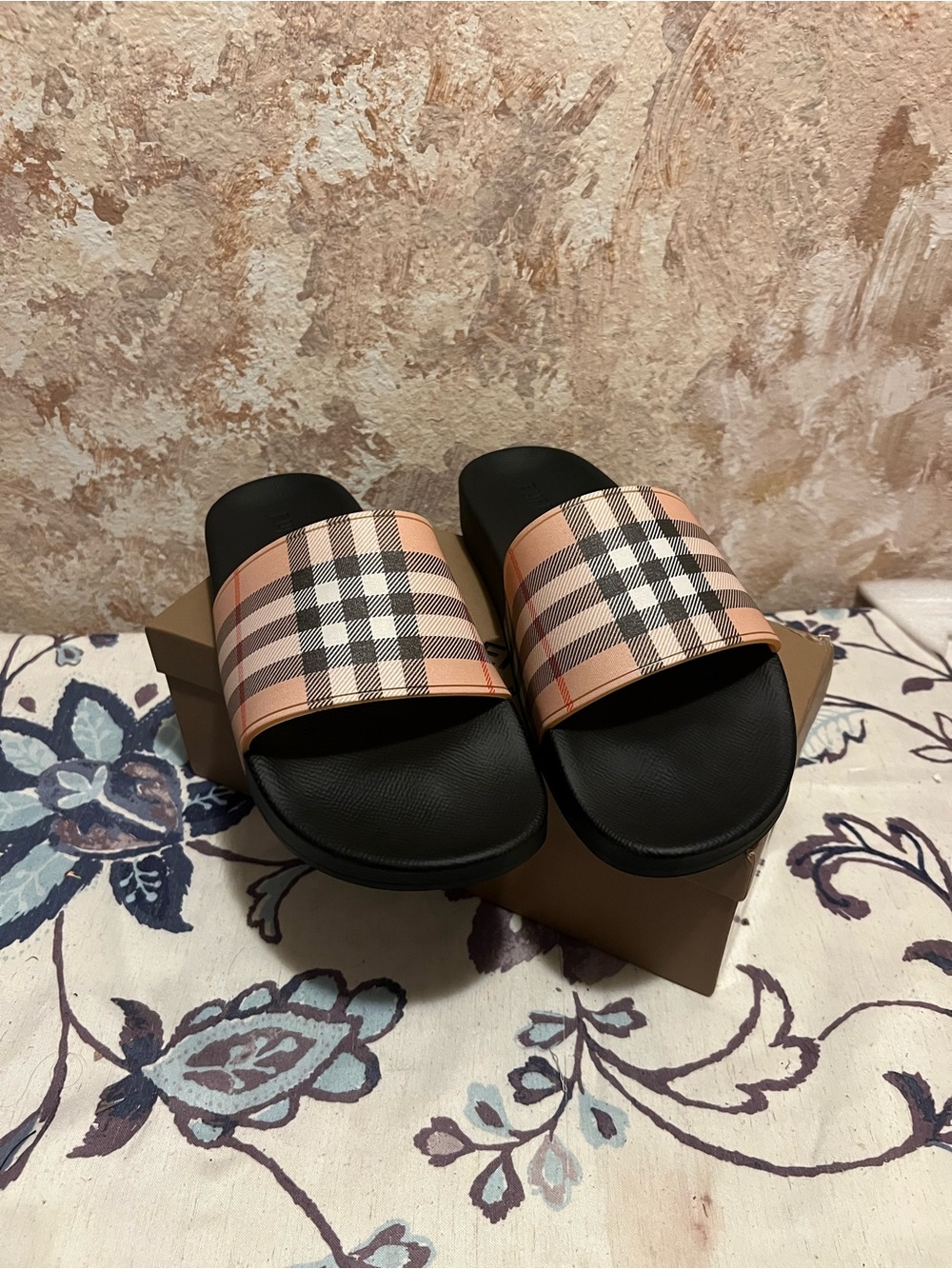 Burberry Black Slides with Pink and Beige Nova Check Strap - Picture 4 of 4